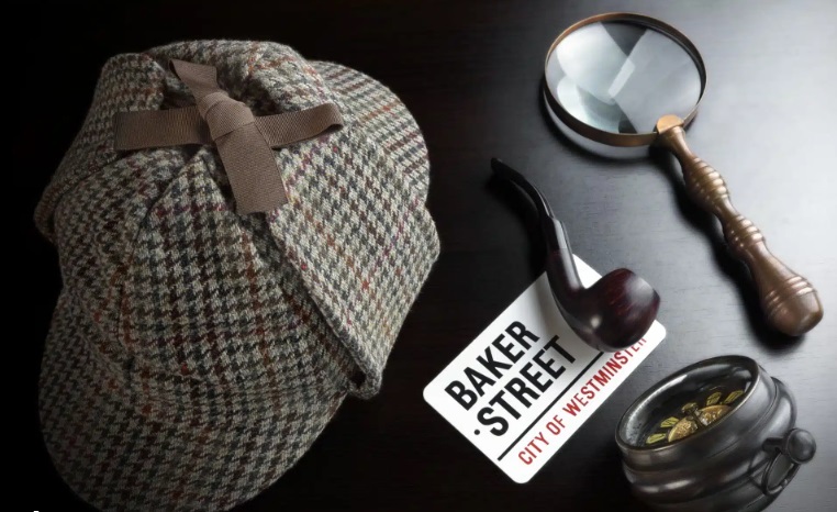 Sombrero de cazador de gamos, lupa, pipa y brújula junto a una placa de Baker Street, símbolos icónicos de Sherlock Holmes.