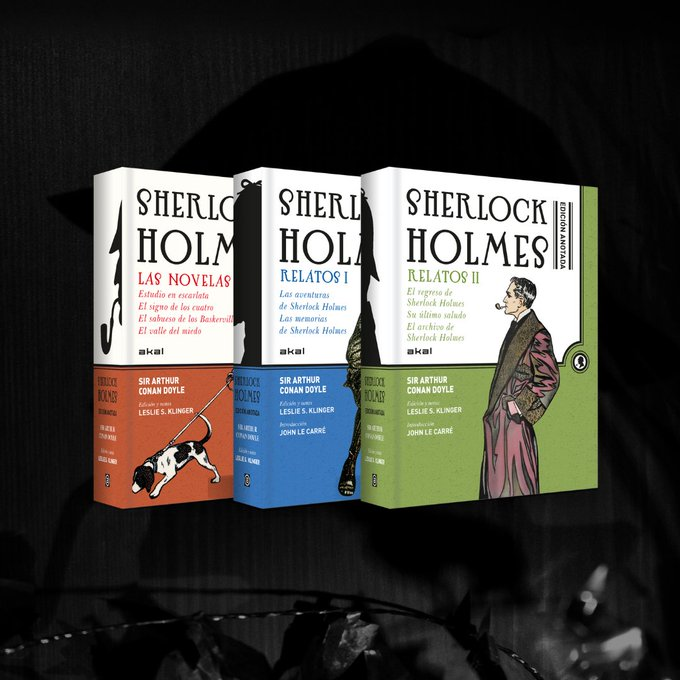 Pack de tres volúmenes anotados de Sherlock Holmes de la editorial Akal, con cubiertas ilustradas en colores rojo, azul y verde