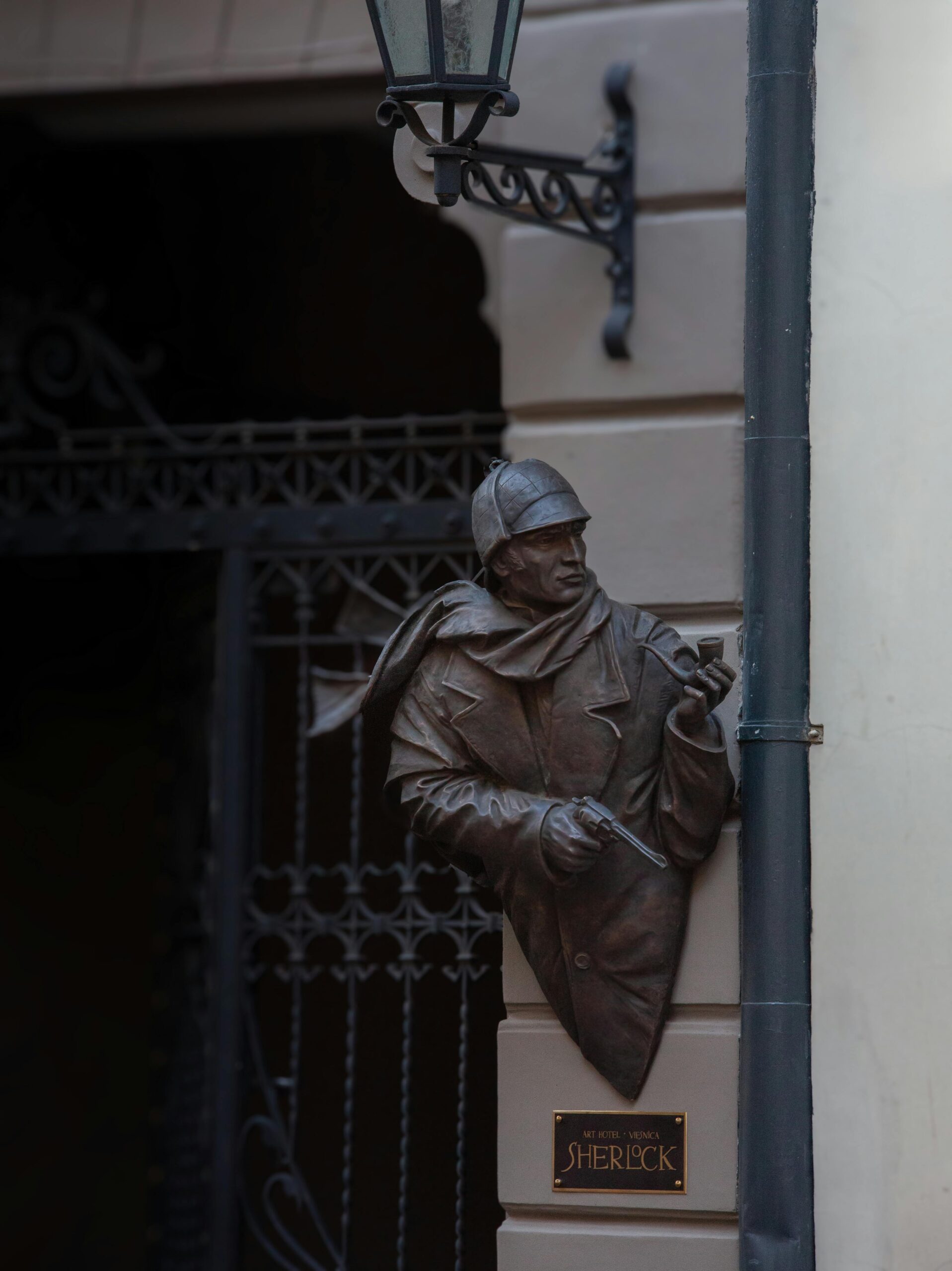Escultura urbana inspirada en un detective victoriano, integrada en la fachada de un edificio