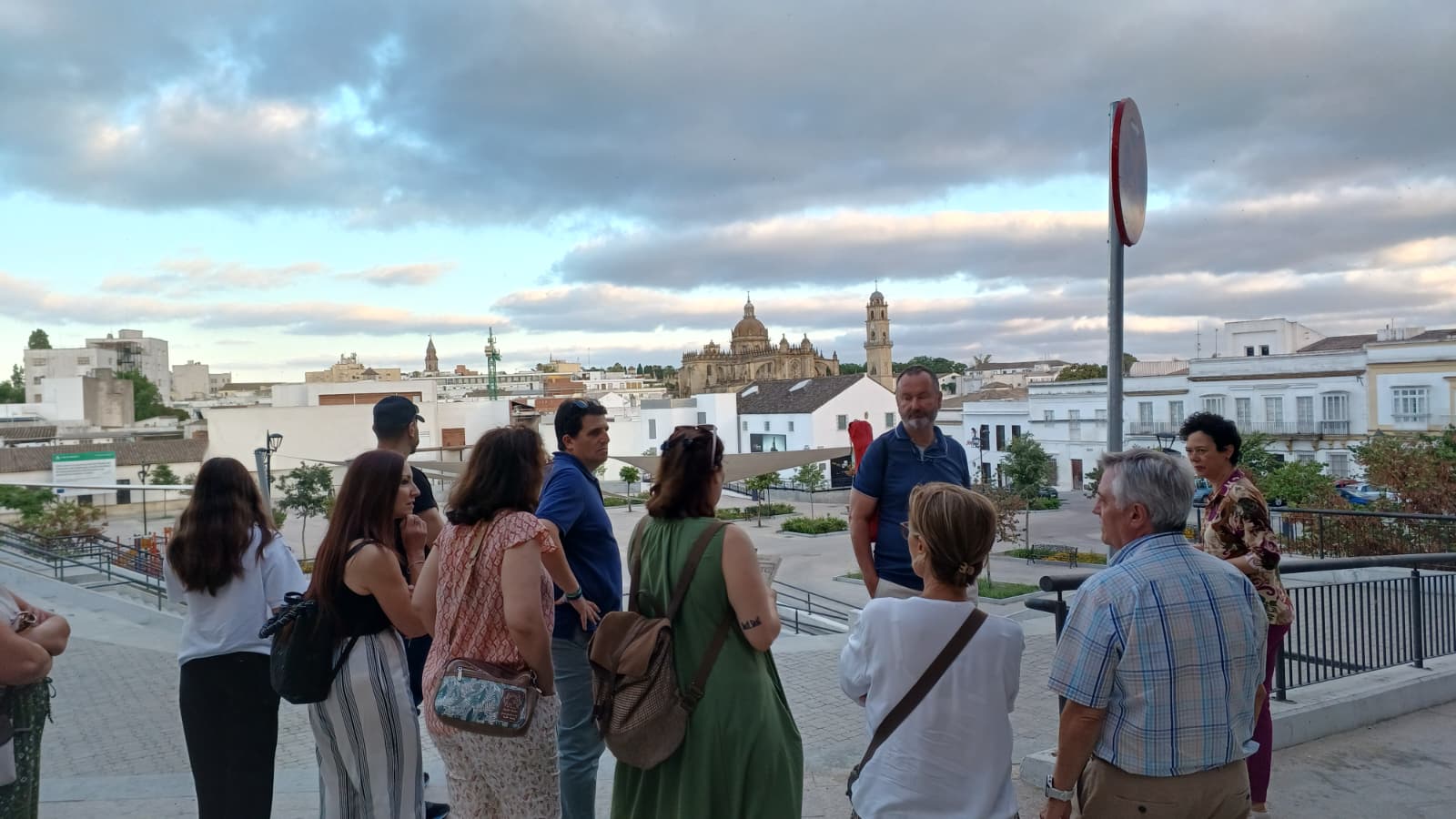Participantes en la ruta literaria Esclavitud en Jerez durante una de las paradas del recorrido por el centro histórico de la ciudad.