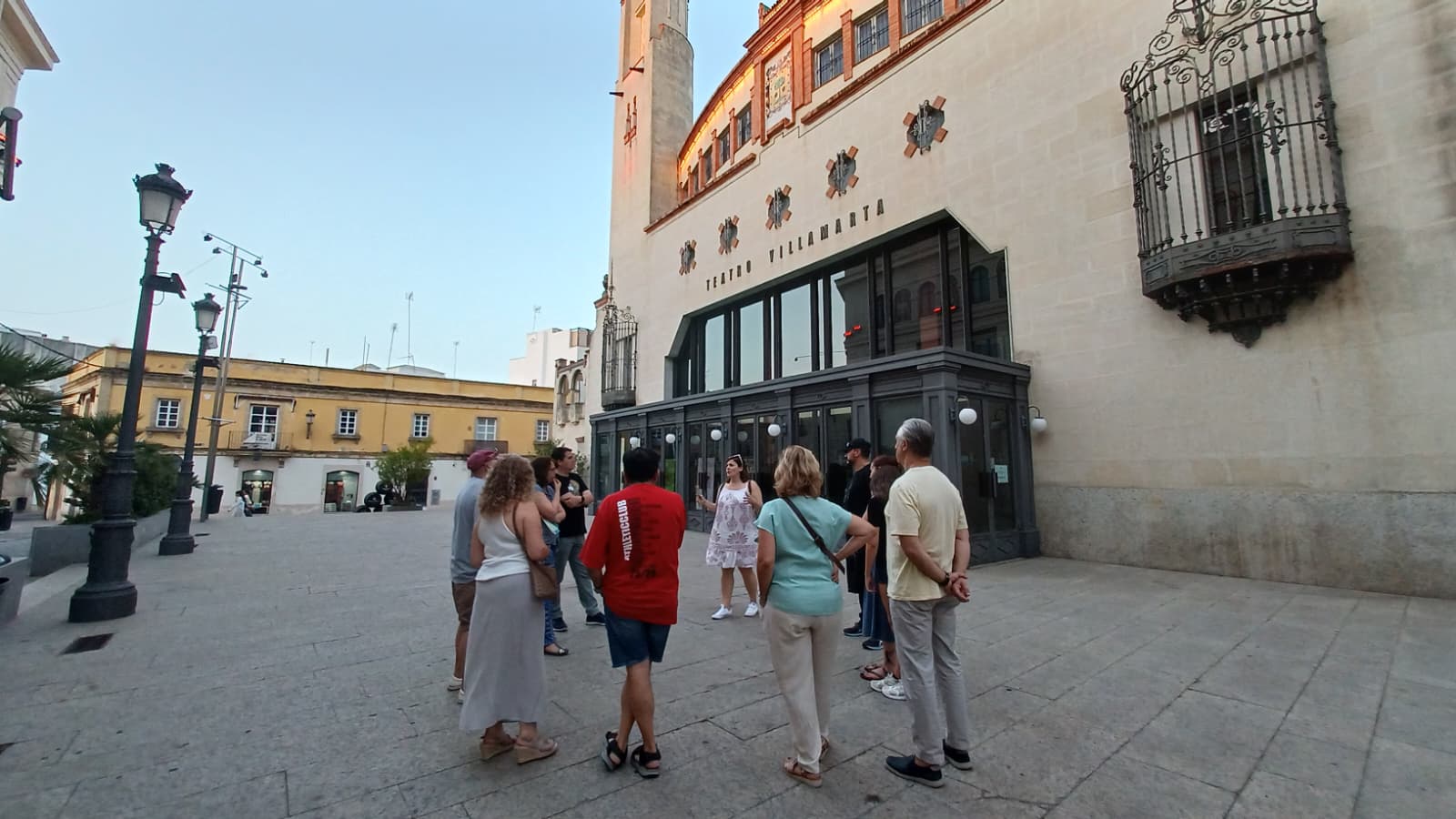 Participantes en la ruta literaria Historia pequeña de Jerez durante una de las paradas del recorrido por el centro histórico de la ciudad.