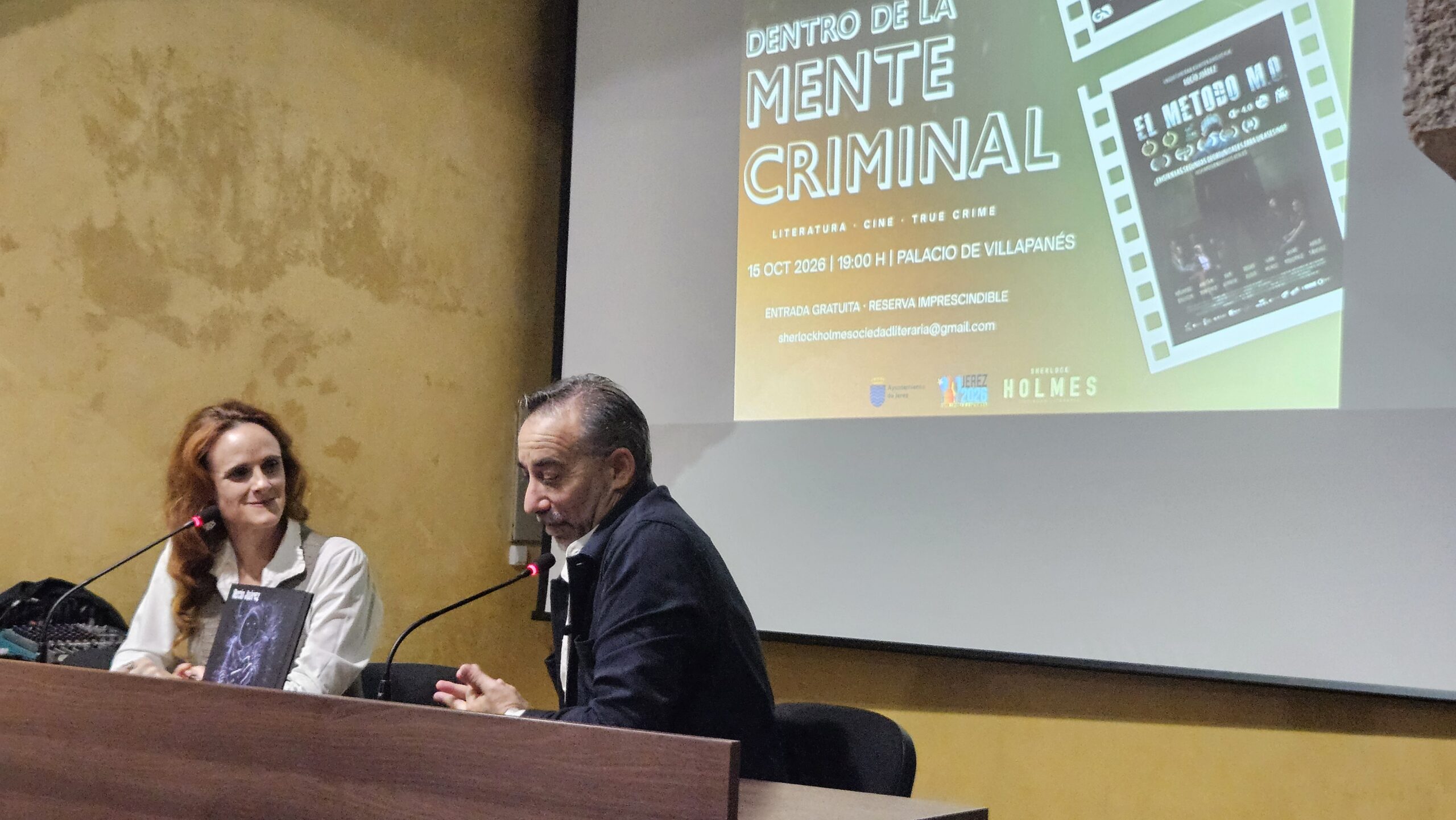 Adrián Otero entrevista a la escritora Rocío Juárez durante la actividad Dentro de la mente criminal, organizada por la Sociedad Literaria Sherlock Holmes en Jerez.