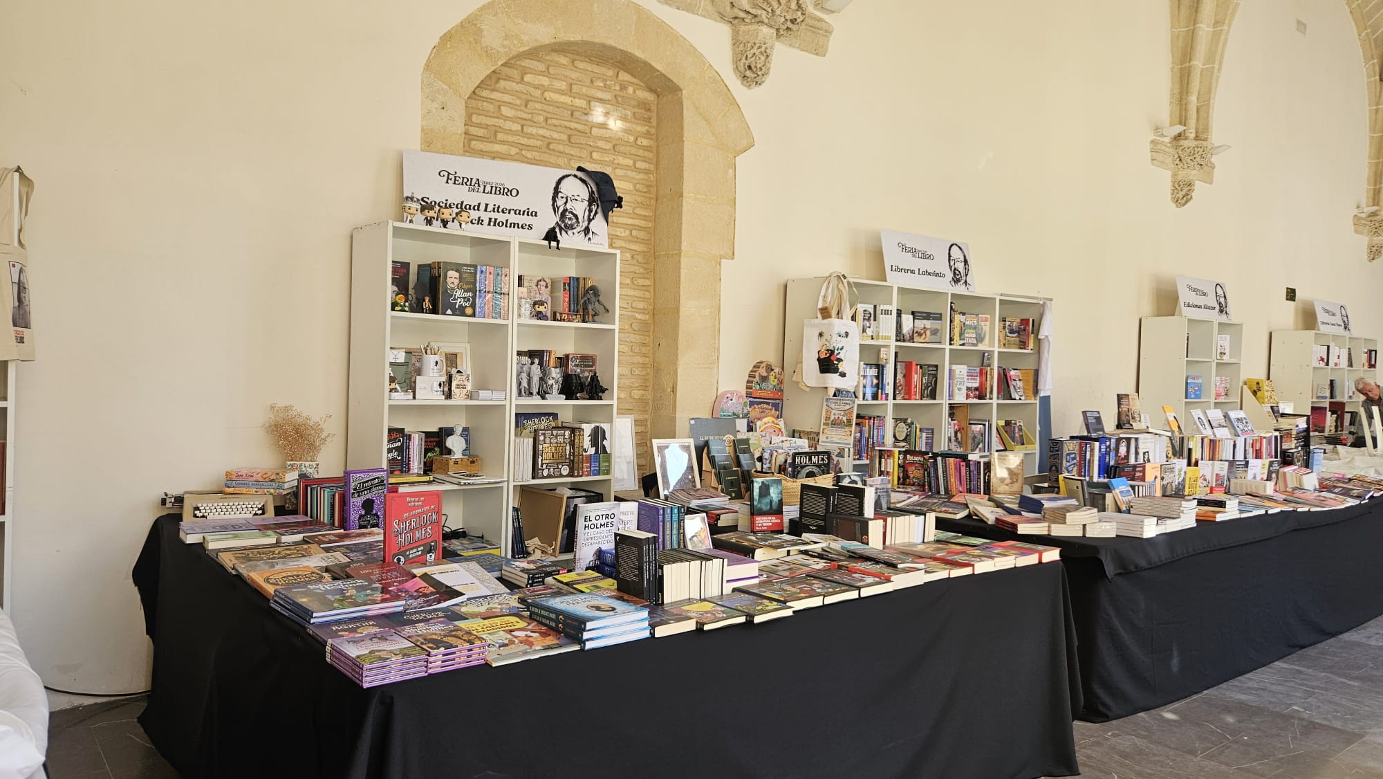 Stand de la Sociedad Literaria Sherlock Holmes en la Feria del Libro de Jerez 2026, celebrada del 30 de septiembre al 4 de octubre.