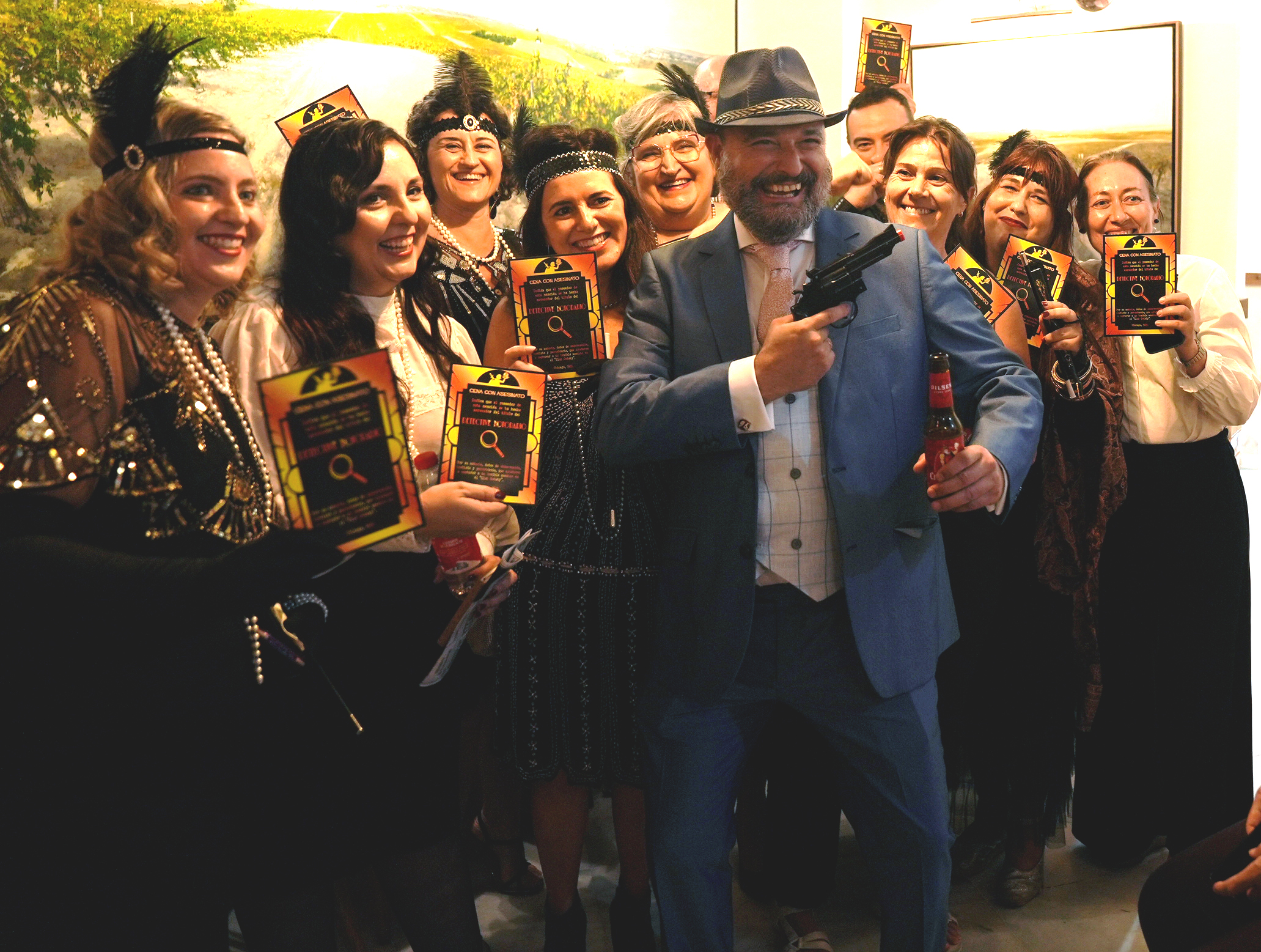 Participantes que descubrieron al asesino durante la cena con asesinato del primer aniversario de la Sociedad Literaria Sherlock Holmes, posando junto al culpable.